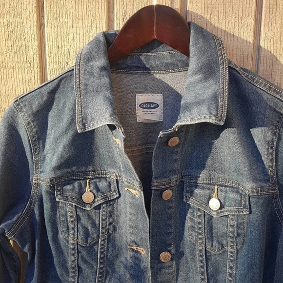 Cozy Spring Classic Denim Jacket Minimalist Closet Must-Have - Picture 4 of 9